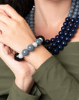 Bracciale elastico con sfere in acrilico sui toni blu - Mya Accessories