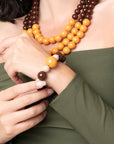 Bracciale elastico con sfere in acrilico sui toni del marrone - Mya Accessories