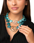 Collana girocollo a due linee con pietre circolari in acrilico tono petrolio, inserti spirale - Mya Accessories