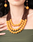 Collana girocollo multilinee con sfere in acrilico tono marrone - Mya Accessories