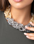 Collana girocollo a treccia con sfere in acrilico sui toni chiari - Mya Accessories
