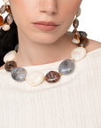 Collana girocollo con pietre schiacciate in acrilico tono grigio - Mya Accessories