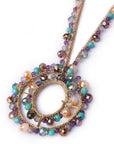 Collana lunga in tessuto con pendente, ricoperto di microcristalli in vetro multicolore - Mya Accessories