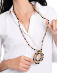Collana lunga in tessuto con pendente, ricoperto di microcristalli in vetro arancio e nero - Mya Accessories
