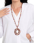 Collana lunga in tessuto con pendente, ricoperto di microcristalli in vetro marrone e rosso - Mya Accessories