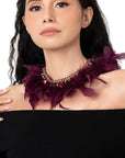 Collana girocollo in metallo con pietre in vetro e piume viola - Mya Accessories