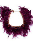 Collana girocollo in metallo con pietre in vetro e piume viola - Mya Accessories