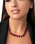 Collana girocollo in metallo con pietre a goccia in resina bordeaux - Mya Accessories