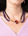 Collana girocollo con doppio filo di pietre dure viola, pendente circolare in vetro - Mya Accessories