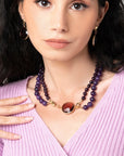 Collana girocollo con doppio filo di pietre dure viola, pendente circolare in vetro - Mya Accessories