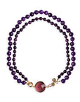 Collana girocollo con doppio filo di pietre dure viola, pendente circolare in vetro - Mya Accessories