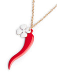 Collana lunga a catena con doppio pendente smaltato quadrifoglio bianco e corno rosso - Mya Accessories