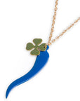Collana lunga a catena con doppio pendente smaltato quadrifoglio verde e corno blu - Mya Accessories