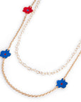 Collana lunga a catena doppio filo con fiori smaltati blu e rossi - Mya Accessories