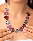Collana girocollo con parti in acrilico trasparente blu, lilla e marrone - Mya Accessories