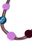 Collana laccio bronzato con inserti circolari in acrilico multicolore - Mya Accessories