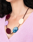 Collana girocollo con laccio bronzato con inserti circolari in acrilico multicolore - Mya Accessories