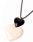 Collana con laccio bronzato con pendente a doppio cuore bianco e nero - Mya Accessories