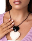 Collana con laccio bronzato con pendente a doppio cuore bianco e nero - Mya Accessories
