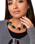 Collana girocollo in metallo con cerchi marmorizzati grigio scuro - Mya Accessories