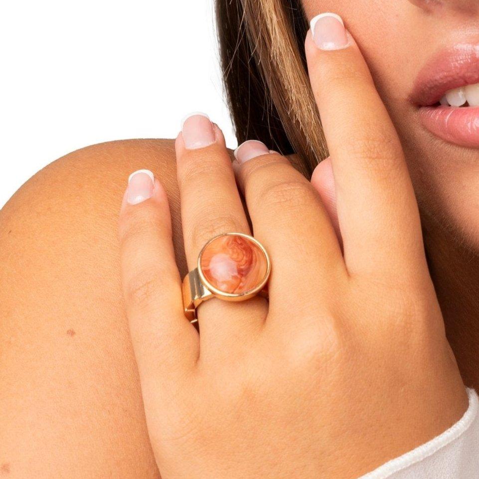 Anello elastico regolabile con pietra in acrilico arancio - Mya Accessories