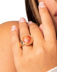 Anello elastico regolabile con pietra in acrilico arancio - Mya Accessories