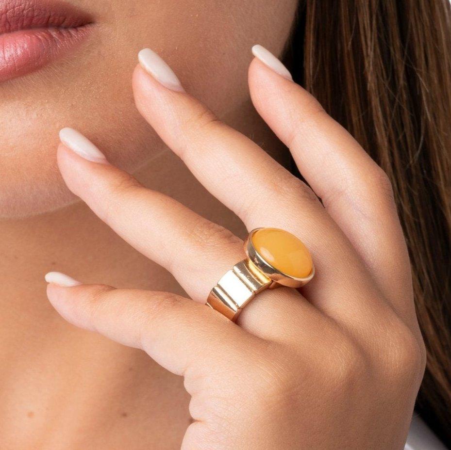 Anello elastico regolabile con pietra in acrilico giallo - Mya Accessories