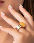 Anello elastico regolabile con pietra in acrilico giallo - Mya Accessories