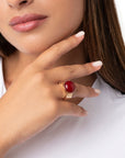 Anello elastico regolabile con pietra in acrilico rossa - Mya Accessories
