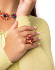 Anello in metallo regolabile con fiore in vetro arancione e blu - Mya Accessories