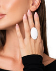 Anello regolabile in metallo con placchetta ovale smaltata bianca - Mya Accessories