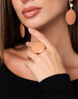 Anello regolabile in metallo con placchetta ovale smaltata beige - Mya Accessories