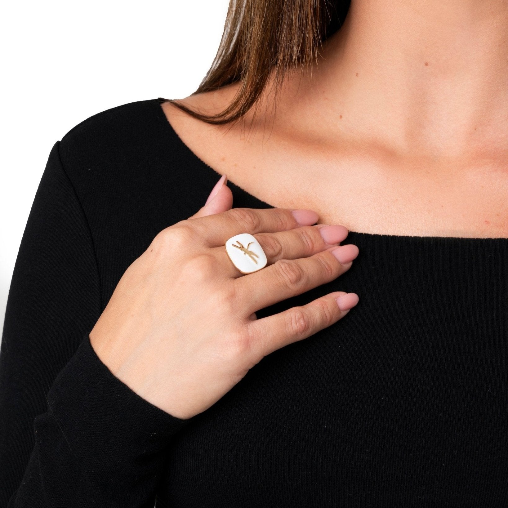Anello regolabile in metallo con placchetta smaltata bianca con libellula - Mya Accessories