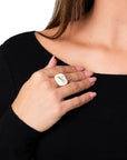 Anello regolabile in metallo con placchetta smaltata bianca con libellula - Mya Accessories