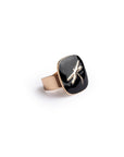 Anello regolabile in metallo con placchetta smaltata nera con libellula - Mya Accessories