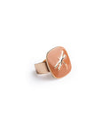 Anello regolabile in metallo con placchetta smaltata beige con libellula - Mya Accessories