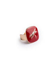 Anello regolabile in metallo con placchetta smaltata rossa con libellula - Mya Accessories