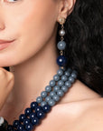 Orecchini pendenti con tre sfere in acrilico tono blu - Mya Accessories