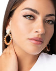 Orecchini pendenti circolari con pietre in metallo ed in vetro colore arancio - Mya Accessories