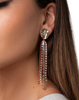 Orecchini pendenti con placchetta circolare con fili di strass multicolore - Mya Accessories