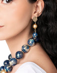 Orecchini pendenti con sfere in acrilico dalle nuances blu - Mya Accessories