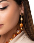 Orecchini pendenti con sfere in acrilico dalle nuances arancio - Mya Accessories