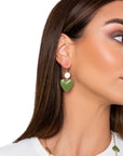 Orecchini pendenti smaltati bianchi e verdi con cuore pendente - Mya Accessories