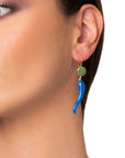 Orecchini pendenti smaltati verde e blu con corno pendente - Mya Accessories