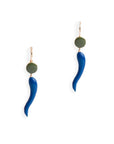 Orecchini pendenti smaltati verde e blu con corno pendente - Mya Accessories