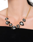 Collana girocollo in catena con pietre irregolari in vetro grigio scuro - Mya Accessories