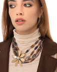 Collana girocollo multifili con pietre in acrilico dalle nuances marroni con fiore in metallo - Mya Accessories