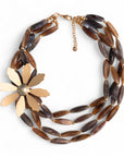 Collana girocollo multifili con pietre in acrilico dalle nuances marroni con fiore in metallo - Mya Accessories