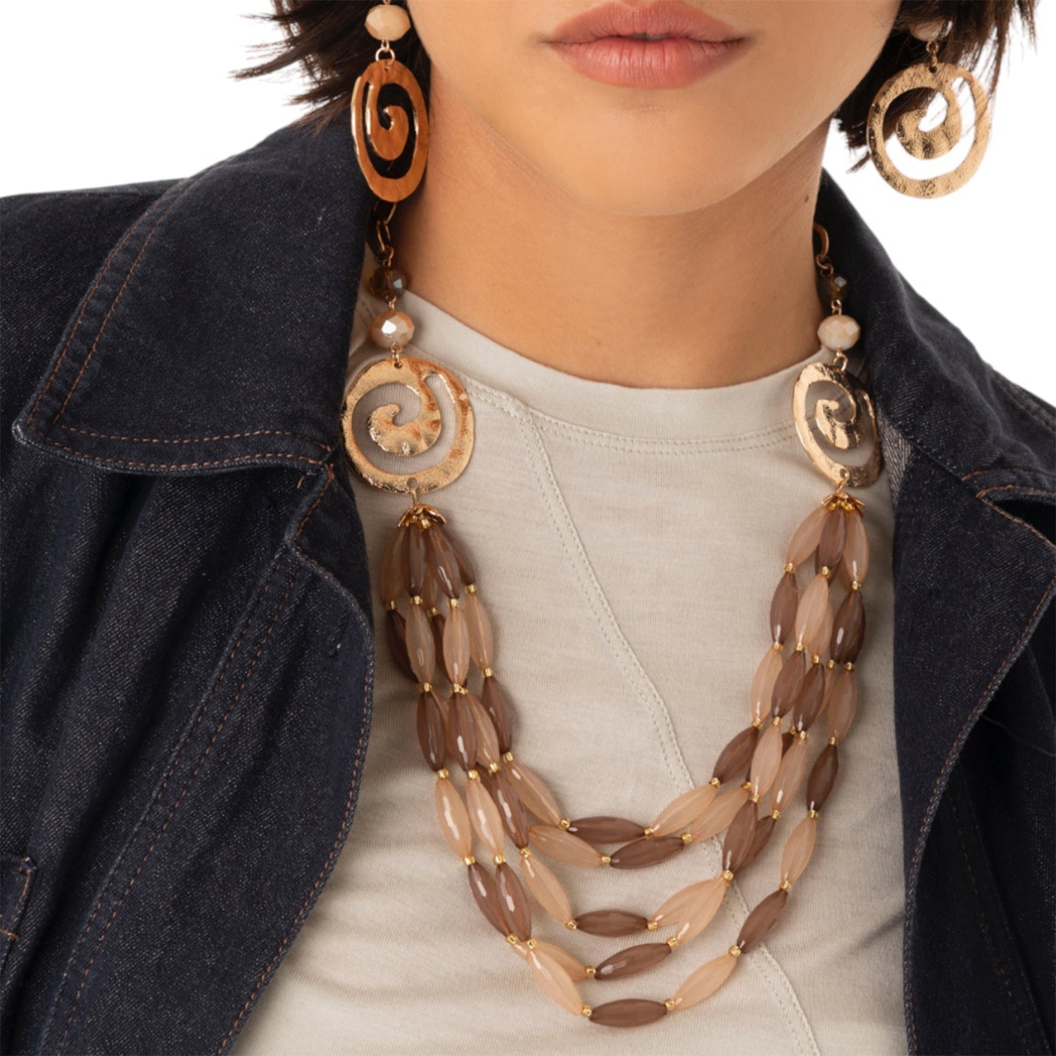 Collana a catena multilinee in acrilico tono beige, con inserti di spirale in metallo - Mya Accessories