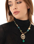 Collana girocollo con pietre in acrilico tono verde, pendente a spirale - Mya Accessories